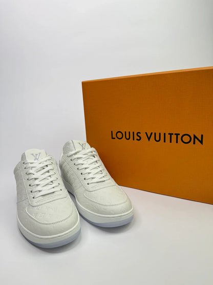 LOUIS VUITTON SNEAKERS (SIZE 39/UK6)