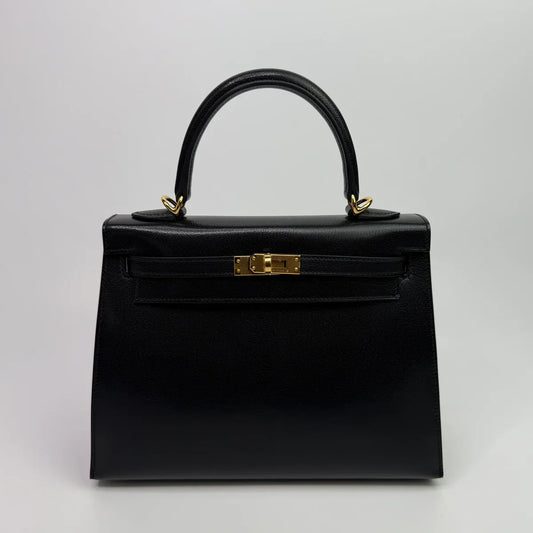HERMÈS KELLY 25 SELLIER IN BLACK CHEVRE CHAMILKA LEATHER YELLOW GOLD HARDWARE