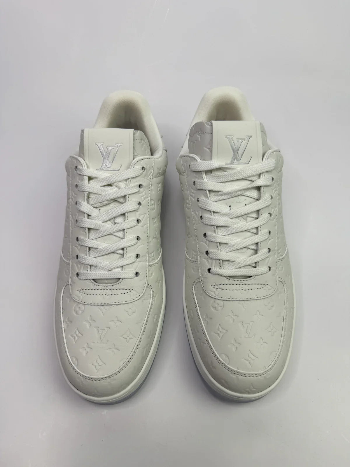 LOUIS VUITTON SNEAKERS (SIZE 39/UK6)