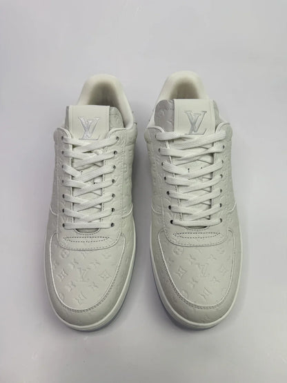 LOUIS VUITTON SNEAKERS (SIZE 39/UK6)