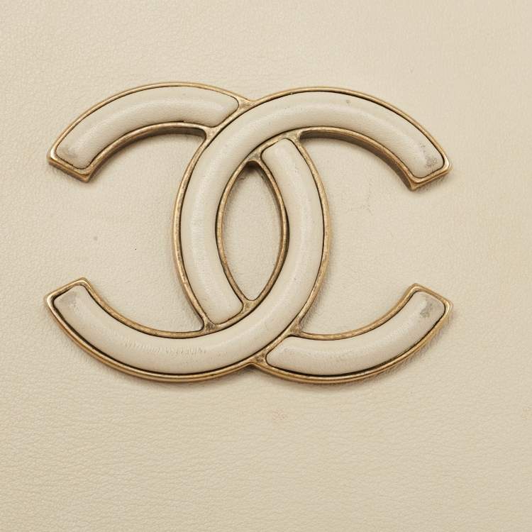 Chanel Off-White Quilted Leather Coco Curve Vanity Case Bag